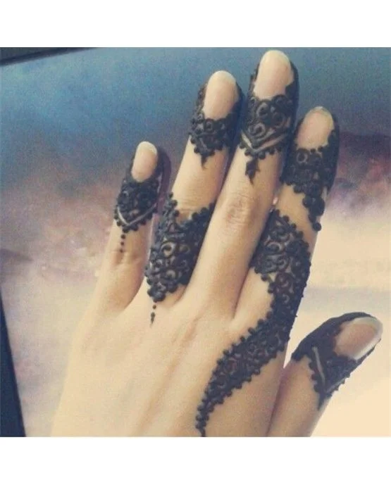 Exquisite Outline Placement On Simple Finger Mehndi Design