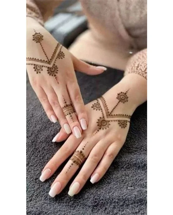 Flowing Symmetry On Cluster Simple Finger Mehndi Design