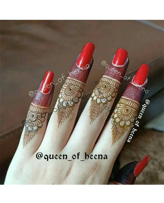 Glamorous Geometric Simple Finger Mehndi Design Style