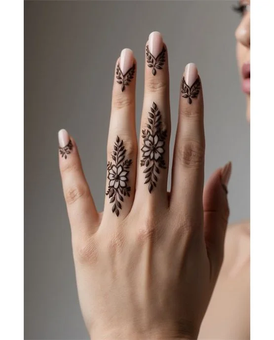 Gorgeous Paisley And Mesh Along Simple Finger Mehndi Design