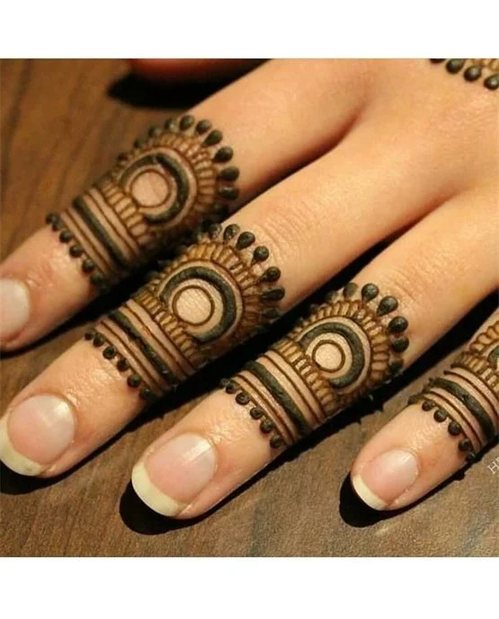 Graceful Mix Coverage Using Simple Finger Mehndi Design