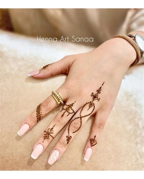 Grand Arch Simple Finger Mehndi Design Spread