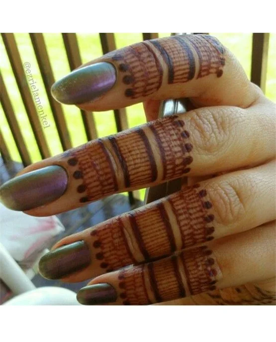 Heavy Motif With Outline Featuring Simple Finger Mehndi Design