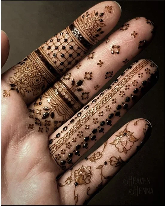 Lace Arch Theme Using Simple Finger Mehndi Design