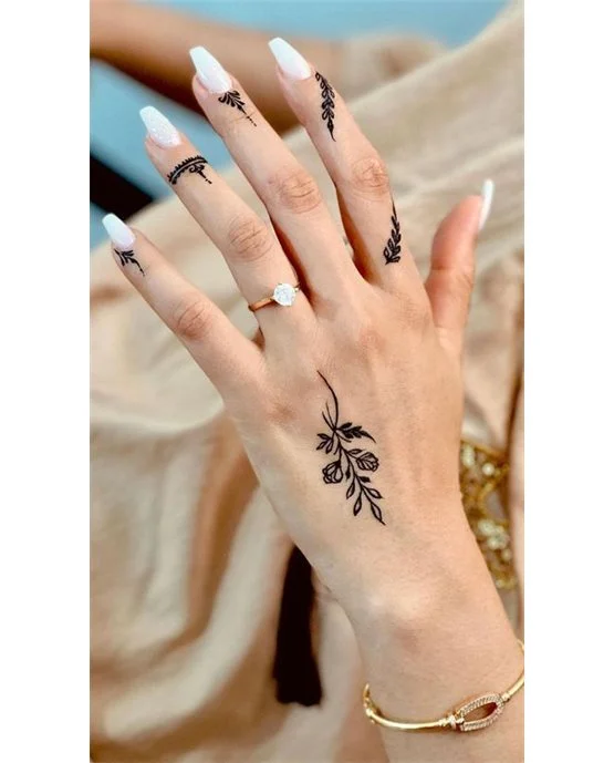 Opulent Concept Blending Into Dome Simple Finger Mehndi Design