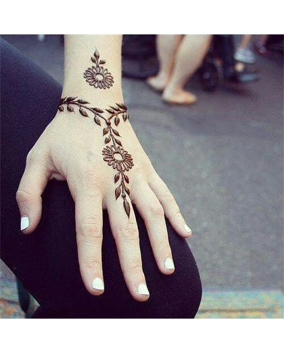 Scallop Garland Accent Blending Into Simple Finger Mehndi Design