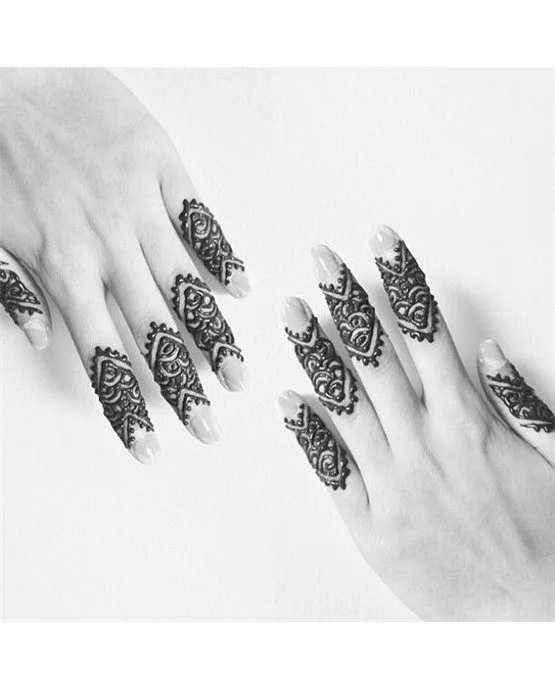 Spiral Droplet Trail On Simple Finger Mehndi Design
