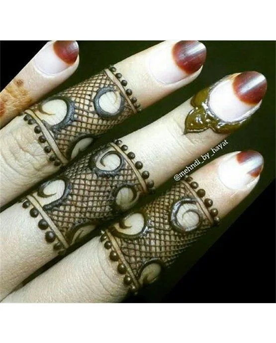 Stunning Overlay Touch Blending Into Simple Finger Mehndi Design