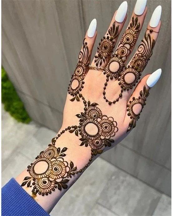 Diamond Tendril Flow Blending Into Stylish Finger Mehndi Design