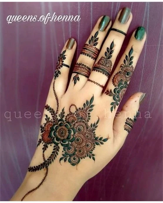 Exquisite Outline Placement On Stylish Finger Mehndi Design