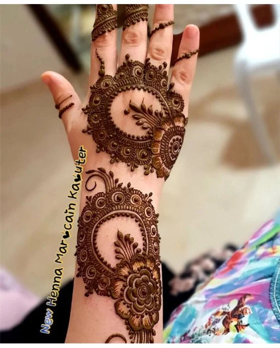 Flowing Symmetry On Cluster Stylish Finger Mehndi Design