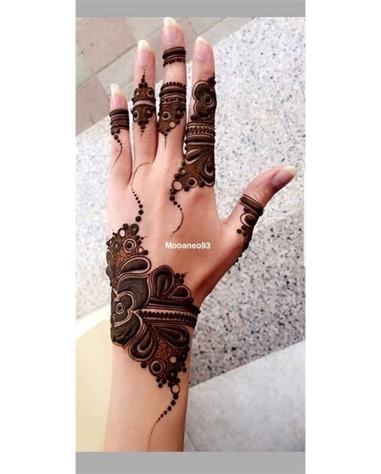 Gorgeous Paisley And Mesh Along Stylish Finger Mehndi Design
