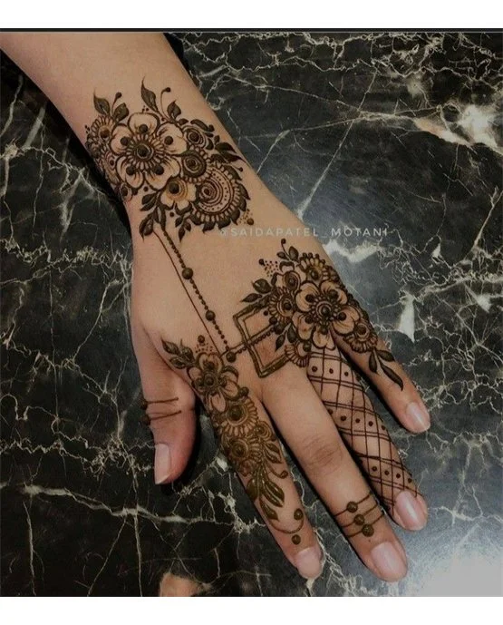 Graceful Mix Coverage Using Stylish Finger Mehndi Design