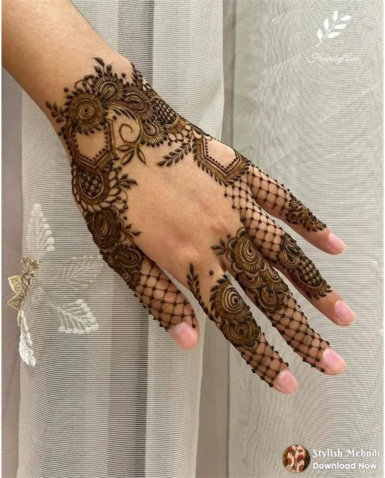 Heavy Motif With Outline Featuring Stylish Finger Mehndi Design