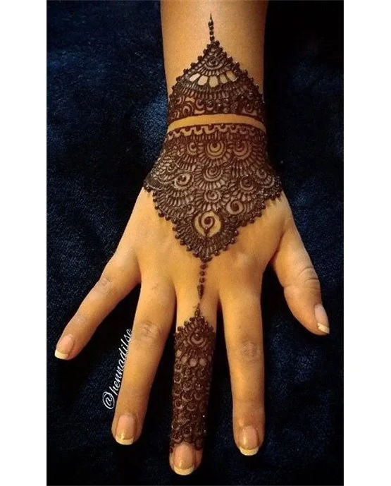 Lace Arch Theme Using Stylish Finger Mehndi Design
