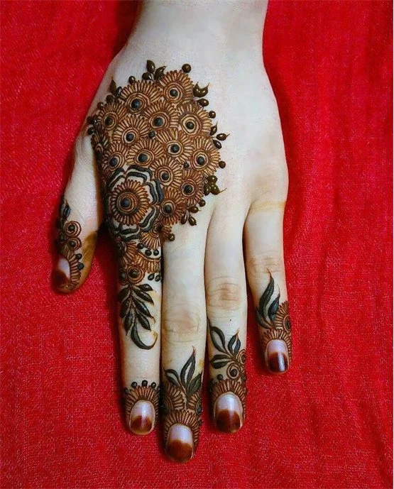 Leaf Weave Blend Using Stylish Finger Mehndi Design