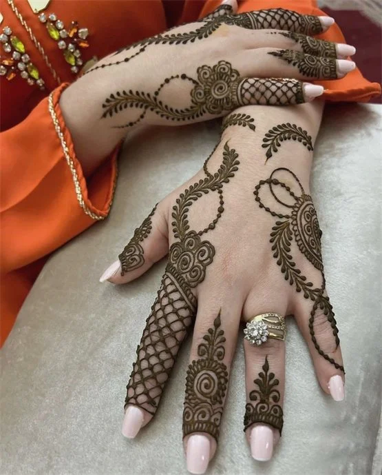 Majestic Swirl Stylish Finger Mehndi Design Theme