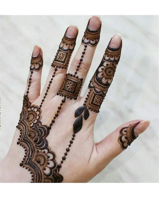 Modern Knot Look On Stylish Finger Mehndi Design