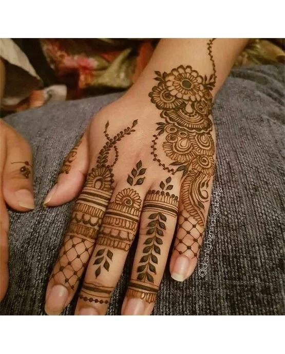 Neat Border And Filigree Featuring Stylish Finger Mehndi Design