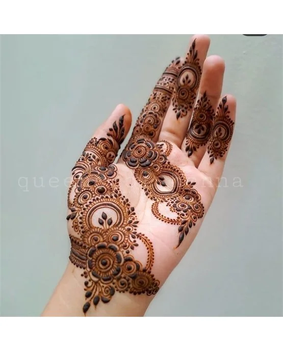 Panel And Curves Subtle Stylish Finger Mehndi Design Look