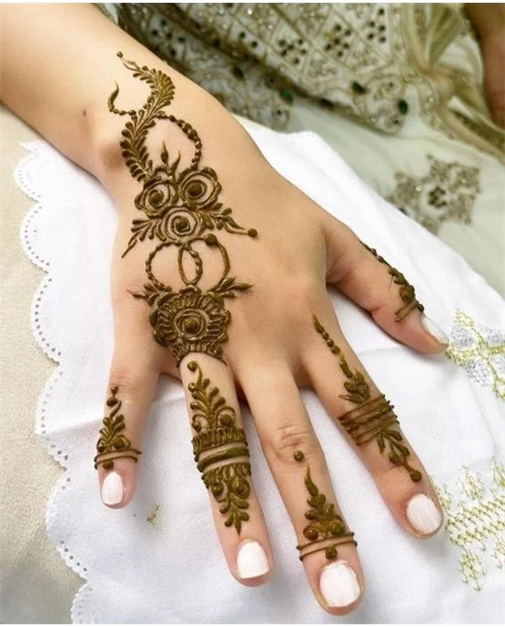 Scallop Garland Accent Blending Into Stylish Finger Mehndi Design