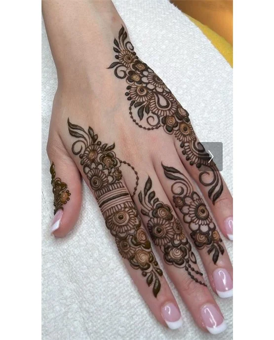 Sleek Orchid With Fusion Along Stylish Finger Mehndi Design