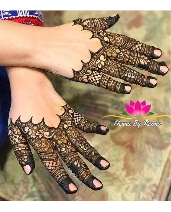 Spiral Droplet Trail On Stylish Finger Mehndi Design
