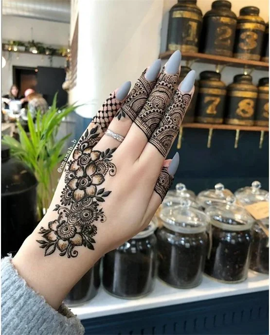 Unique Hook Art Blending Into Stylish Finger Mehndi Design