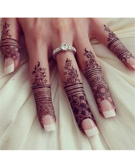 Classic Petal And Peacock Featuring Back Finger Mehndi Design Classic Petal And Peacock Featuring Back Finger Mehndi Design