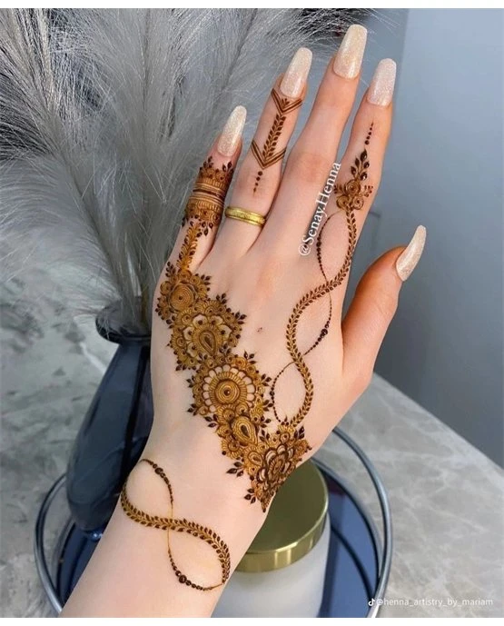 Diamond Tendril Flow Blending Into Back Finger Mehndi Design Diamond Tendril Flow Blending Into Back Finger Mehndi Design