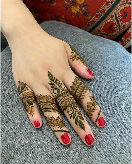 Ethnic Motif Using Plait Back Finger Mehndi Design Ethnic Motif Using Plait Back Finger Mehndi Design