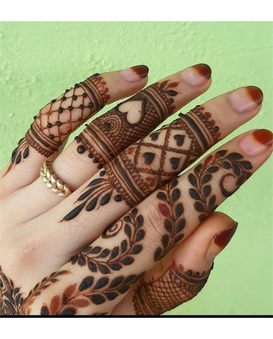 Gorgeous Paisley And Mesh Along Back Finger Mehndi Design Gorgeous Paisley And Mesh Along Back Finger Mehndi Design