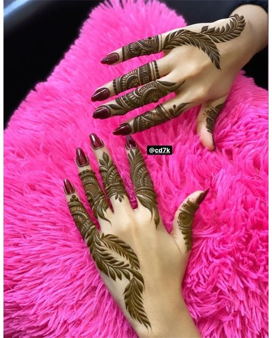Spiral Droplet Trail On Back Finger Mehndi Design Spiral Droplet Trail On Back Finger Mehndi Design