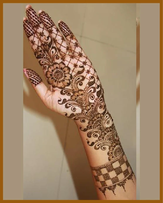 Bold lines in aesthetic front hand mehndi design for teens Bold lines in aesthetic front hand mehndi design for teens