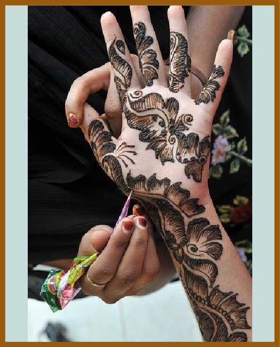 Tiny flower-focused aesthetic front hand mehndi design Tiny flower-focused aesthetic front hand mehndi design