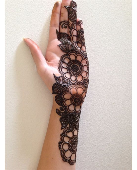 Dreamy Ribbon With Lace Along Front Hand Mehndi Design Dreamy Ribbon With Lace Along Front Hand Mehndi Design