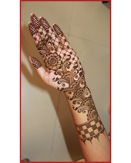 Peacock Inspired Curvy Front Hand Mehndi Design Peacock Inspired Curvy Front Hand Mehndi Design