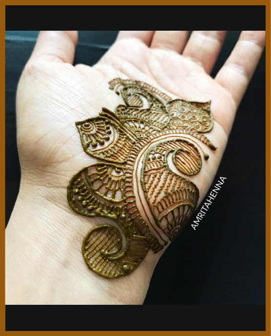 Bottom palm mandala in minimal front hand mehndi design Bottom palm mandala in minimal front hand mehndi design