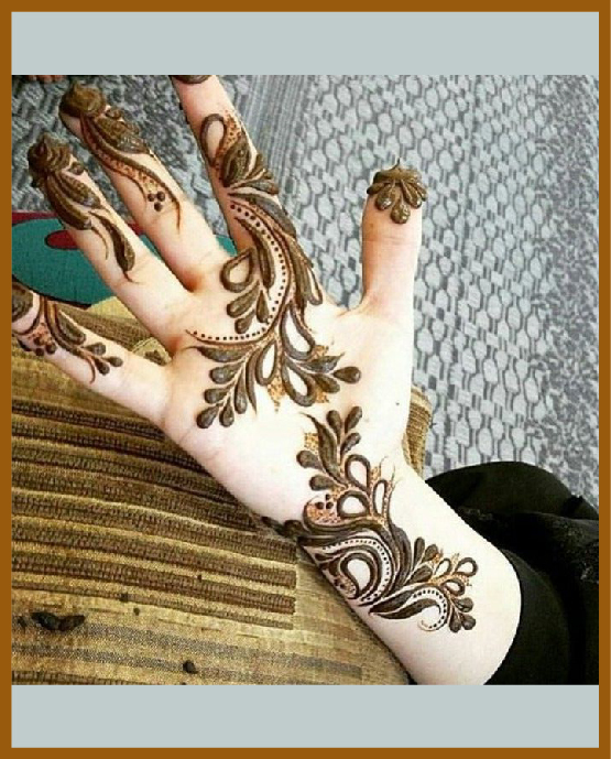 Delicate bold strokes in minimal front hand mehndi design Delicate bold strokes in minimal front hand mehndi design