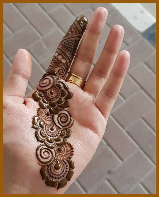 Finger-linked petals in minimal front hand mehndi design Finger-linked petals in minimal front hand mehndi design