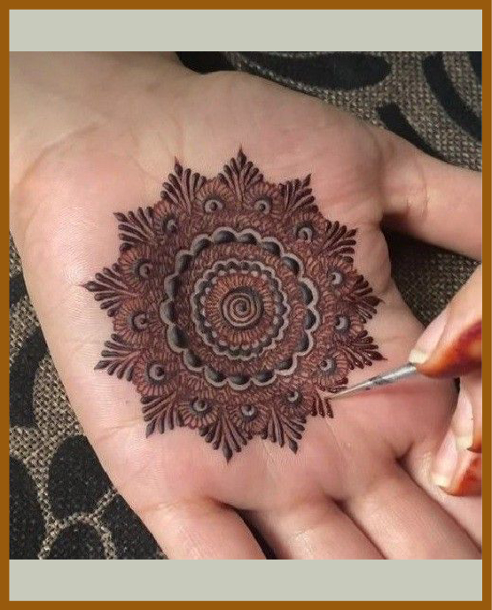 Loop mandala ring in minimal front hand mehndi design Loop mandala ring in minimal front hand mehndi design
