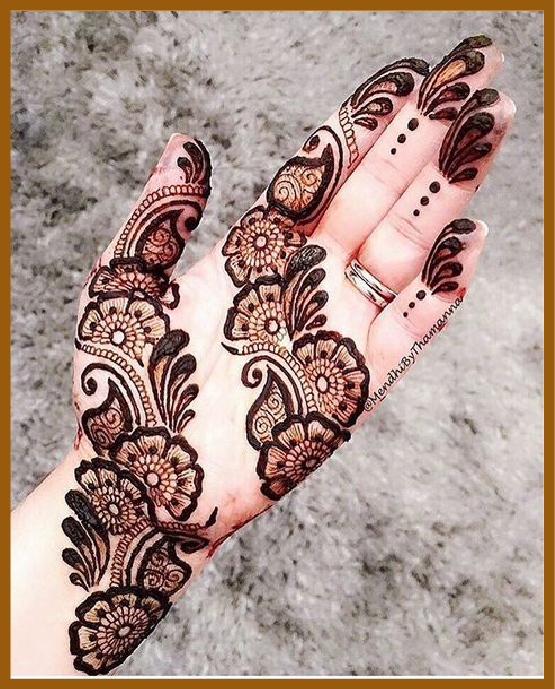 Minimal front hand mehndi design with space and swirl Minimal front hand mehndi design with space and swirl