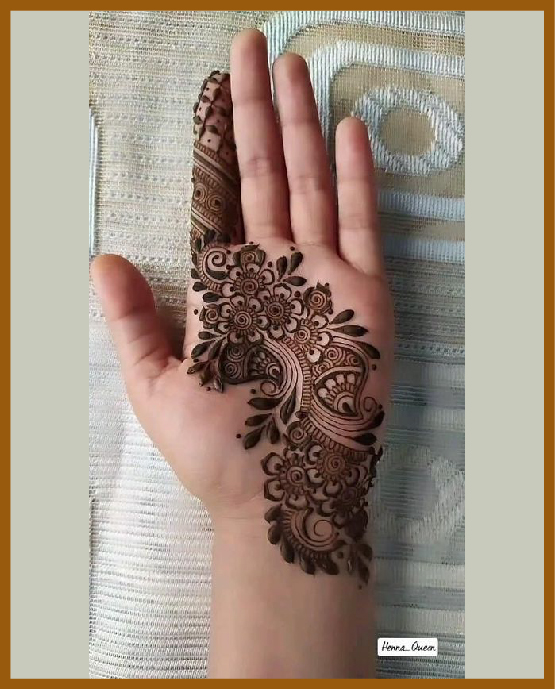 One-finger trail in minimal front hand mehndi design One-finger trail in minimal front hand mehndi design