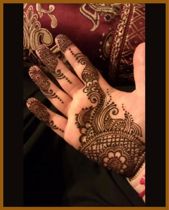 Simple flower chain in minimal front hand mehndi design Simple flower chain in minimal front hand mehndi design