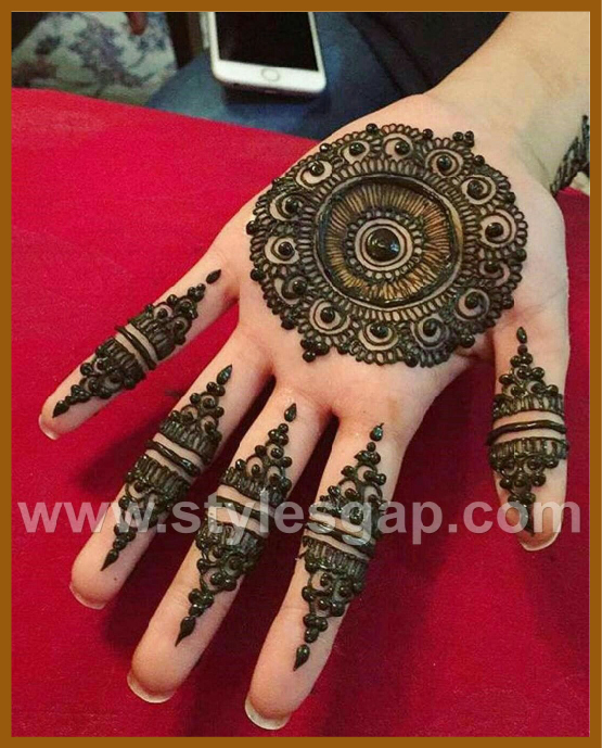 Stacked circle motif in minimal front hand mehndi design Stacked circle motif in minimal front hand mehndi design
