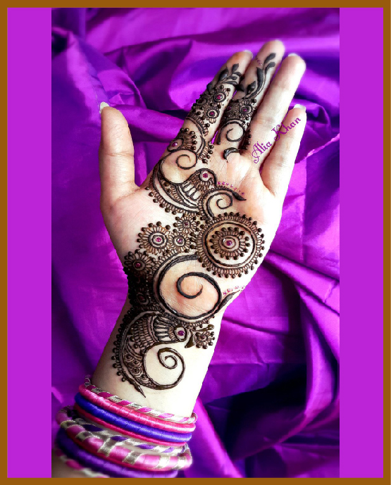 Angular lined modern front hand mehndi design Angular lined modern front hand mehndi design