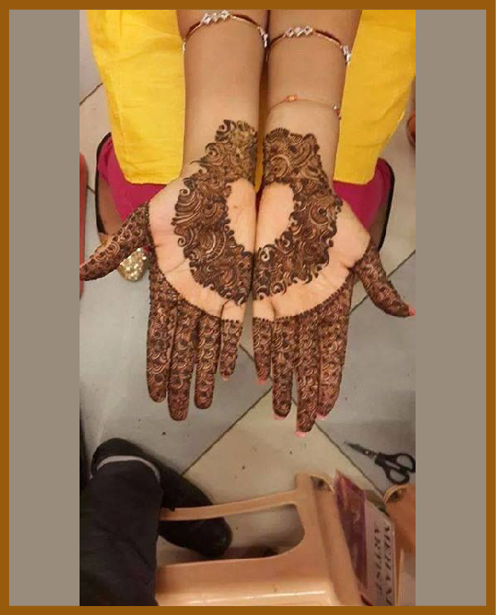 Curve line band in modern front hand mehndi design Curve line band in modern front hand mehndi design
