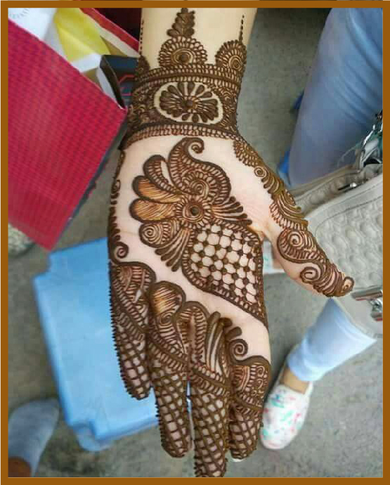Curved stripe patterns in modern front hand mehndi design Curved stripe patterns in modern front hand mehndi design