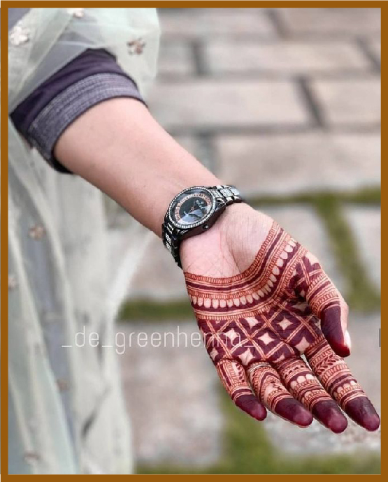 Starry shapes in modern front hand mehndi design Starry shapes in modern front hand mehndi design