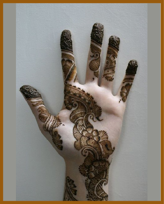 Symmetrical floral grid in modern front hand mehndi design Symmetrical floral grid in modern front hand mehndi design